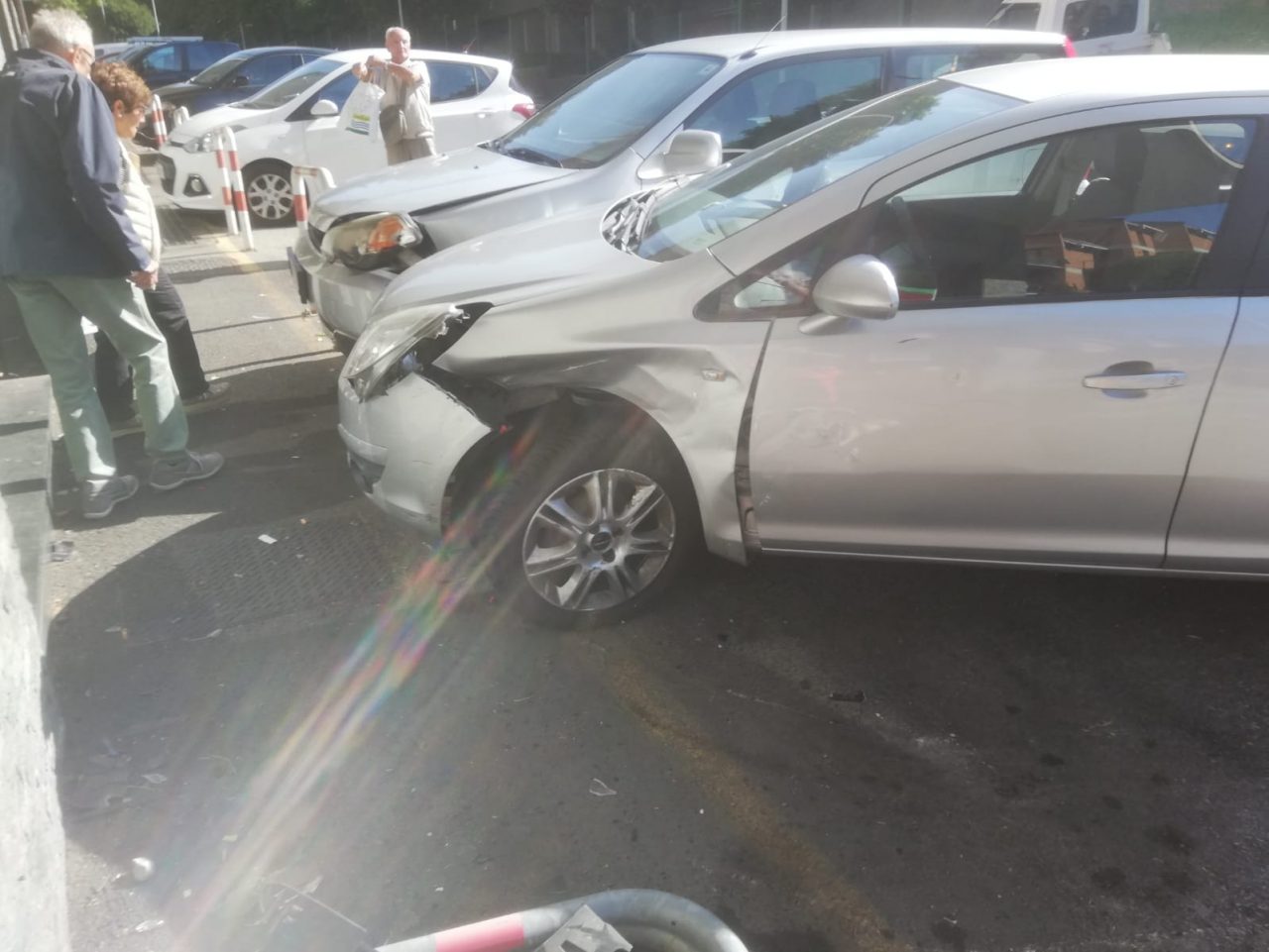 Sbanda e piomba sulle auto in sosta FOTO