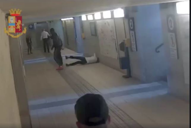 Aggressione in stazione a Lecco: immagini shock delle donne picchiate VIDEO