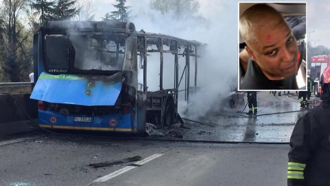 Autobus dirottato: via a Milano il processo, famiglie parte civile