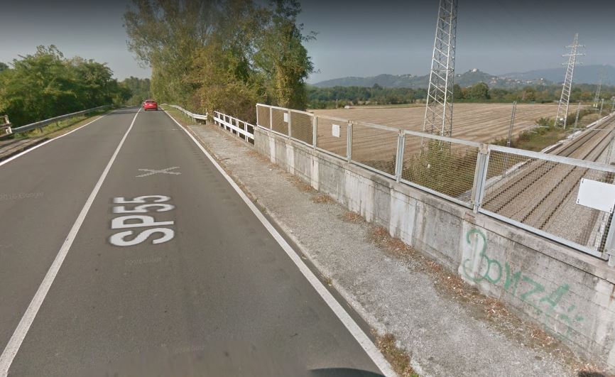 Calcestruzzo deteriorato: stop ai mezzi pesanti sul cavalcavia della ferrovia