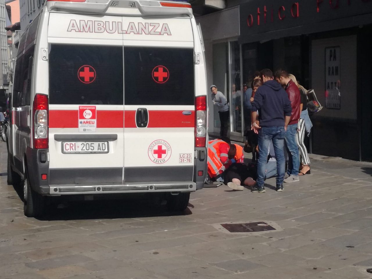 Cade in via Roma, paura per una donna
