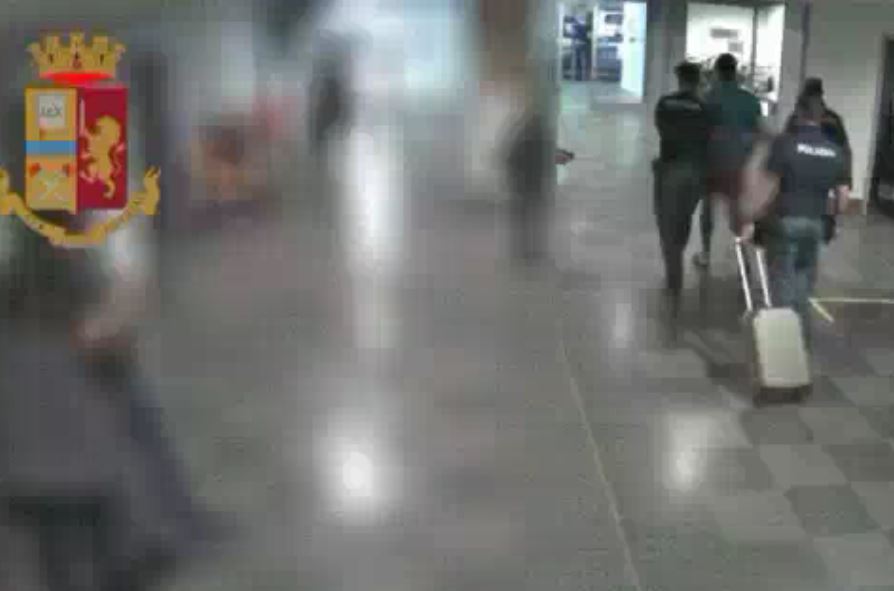 Donne picchiate a Lecco: in carcere l’aggressore della stazione. IL VIDEO DELL’ARRESTO IN OSPEDALE