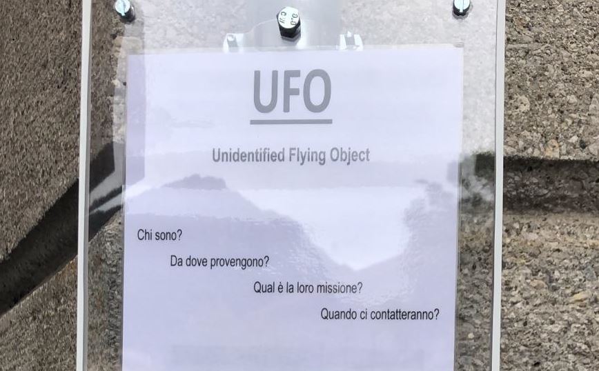Ufo tra noi? A Lecco appaiono cartelli abusivi