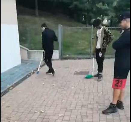 Dal canestro rotto e riparato alla pulizia del cortile: i giovani lecchesi danno l’esempio FOTO