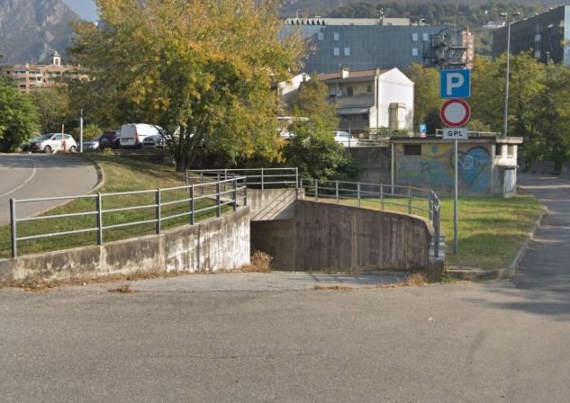 Apre l’autosilo interrato di via Ponte Alimasco a Lecco. Si parcheggia gratis… per ora