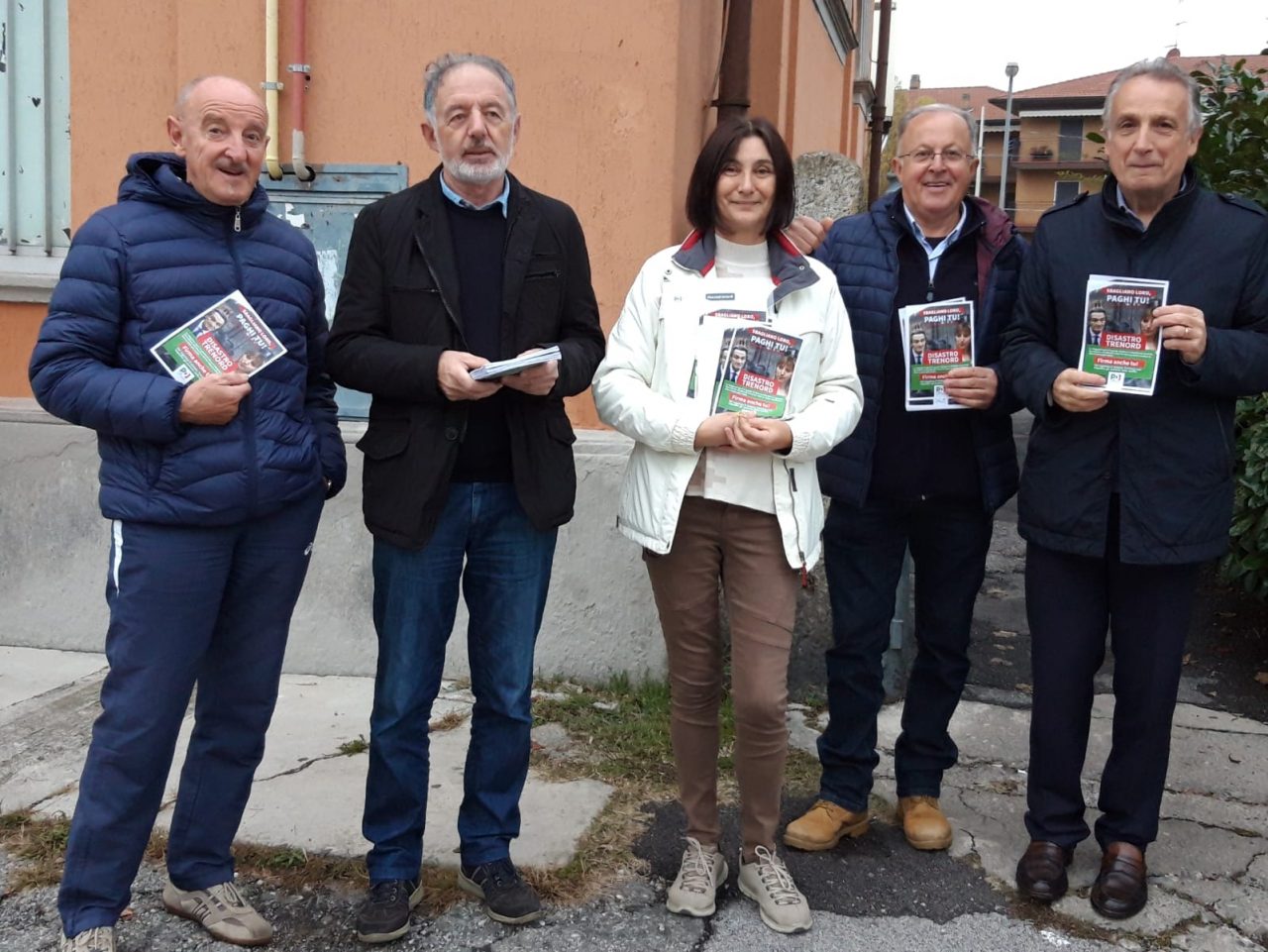 Trenord da incubo:  la protesta passa dalle stazioni lecchesi e  arriva sotto Palazzo Regione FOTO E VIDEO