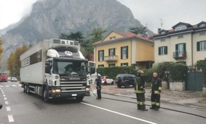 Pedone investito da un camion sul Lungolago di Lecco: è gravissimo FOTO