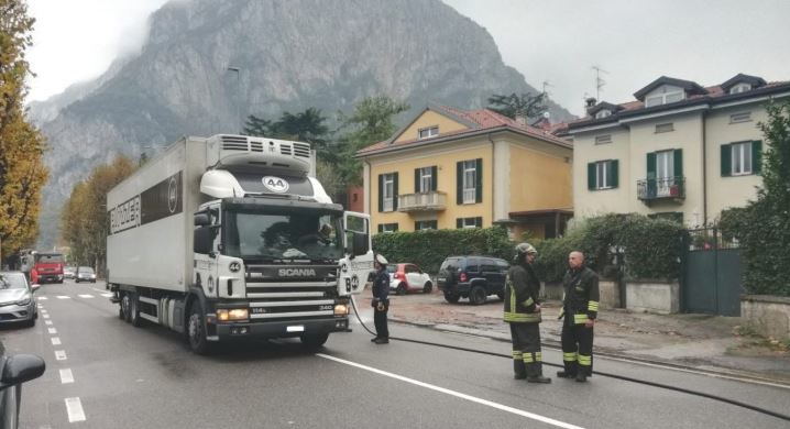 Pedone investito da un camion sul Lungolago di Lecco: è gravissimo FOTO