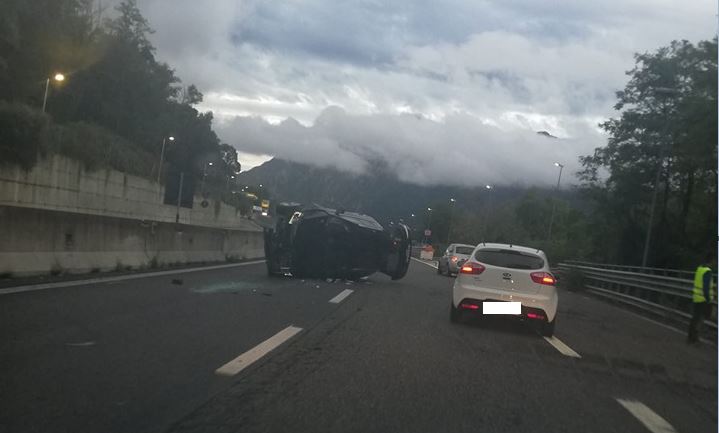 Auto ribaltata in Statale 36