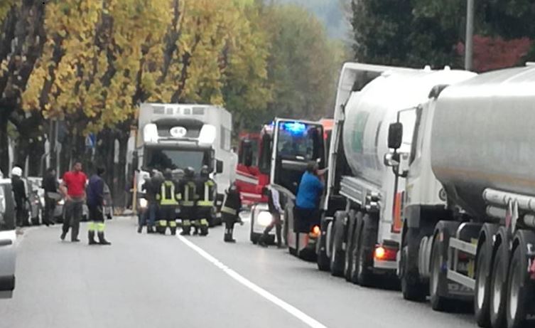 Travolto da un camion sul lungolago: è morto il pedone investito