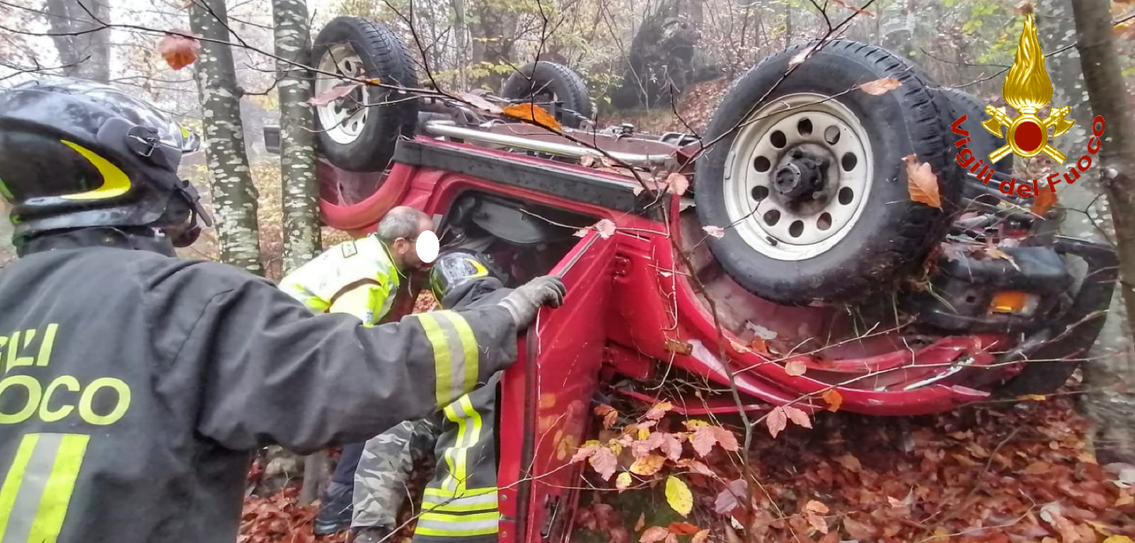 Paura per un’auto in un burrone FOTO