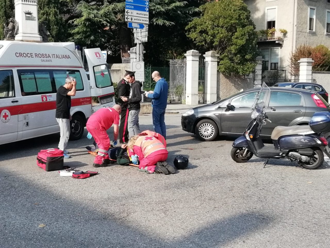 Scontro auto-moto: trasportata in ospedale la 57enne FOTO