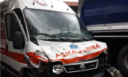 Botto sulla Statale: ambulanza si schianta contro un camion