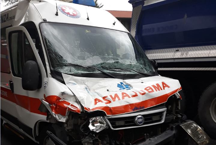 Botto sulla Statale: ambulanza si schianta contro un camion