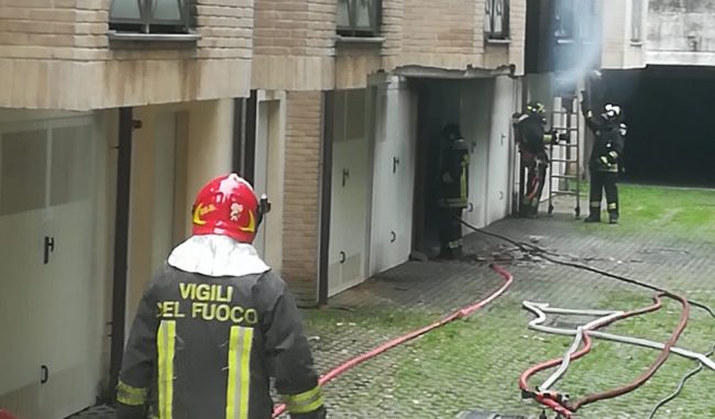 Rapisce l’ex, la chiude nel baule e poi si accoltella