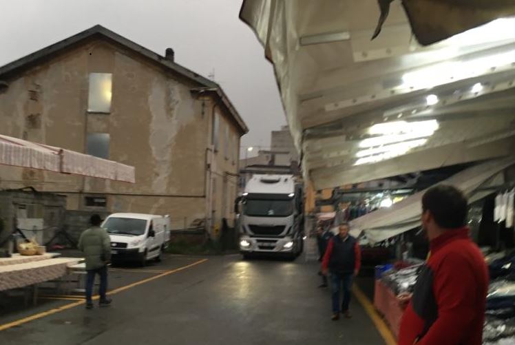 Tir “irrompe” al mercato di Lecco FOTO