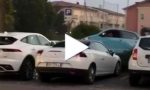 Ubriaco parte a razzo e vola sulle auto parcheggiate VIDEO INCREDIBILE