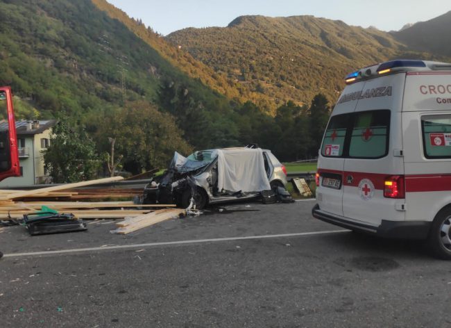 Mamma e figlio schiacciati dal carico perso da un camion: lecchese indagato per duplice omicidio stradale