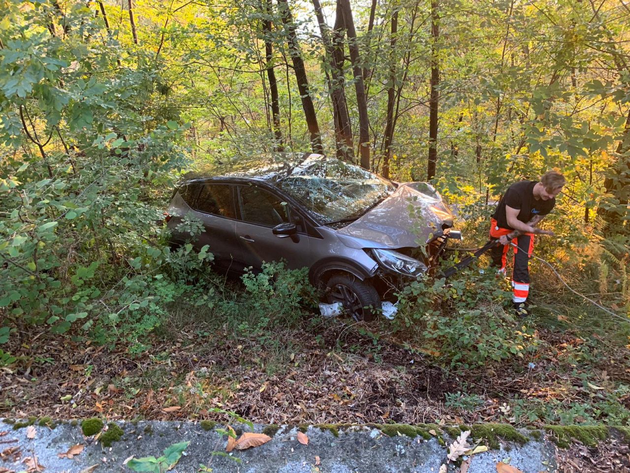 Precipita con l’auto dal Monte Barro: 38enne miracolato FOTO e VIDEO