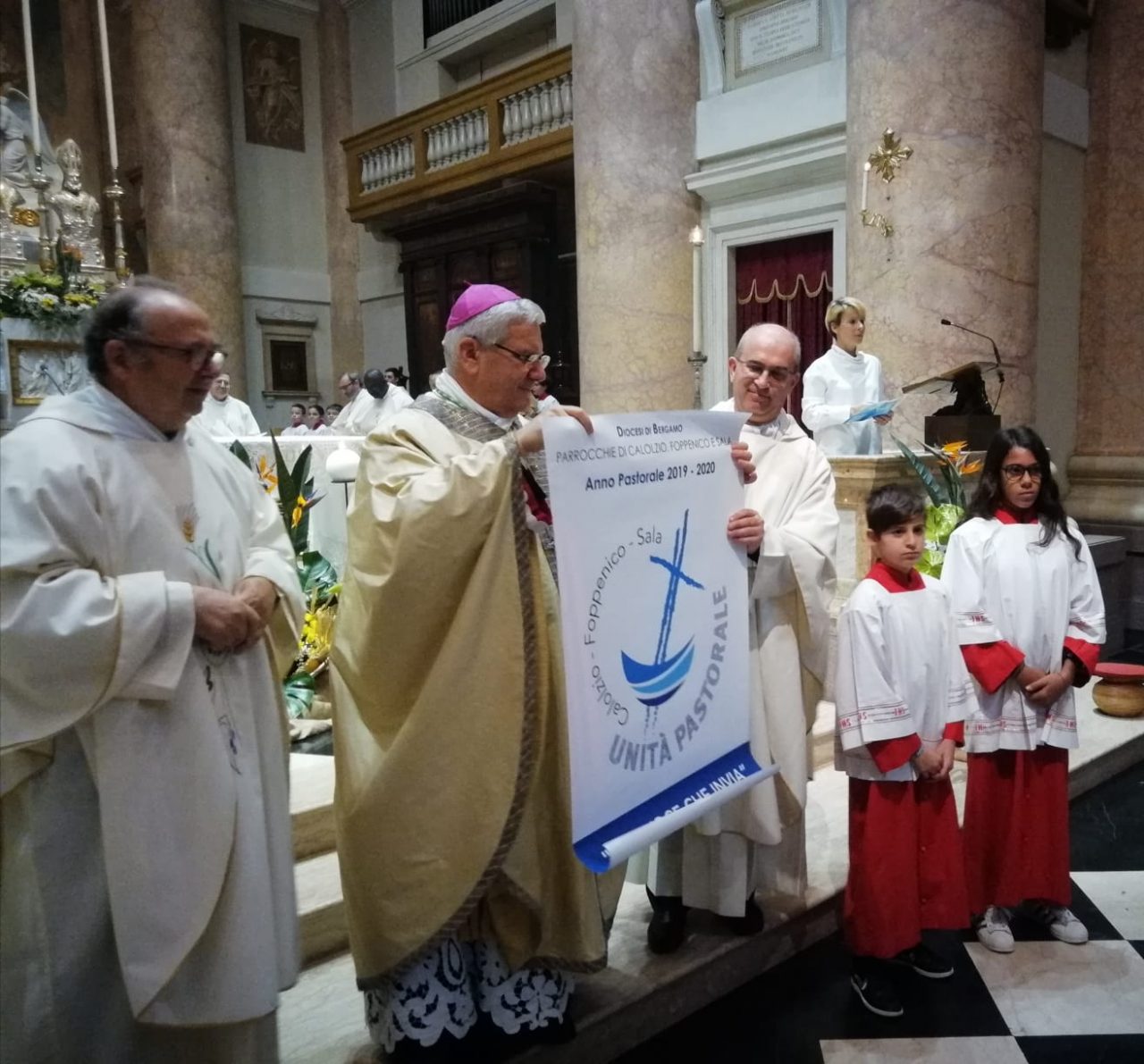 Calolzio, il vescovo Beschi benedice l’Unità pastorale