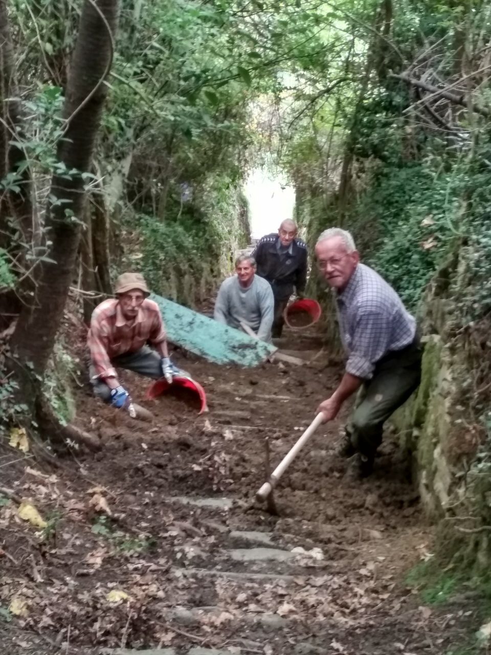 I volontari impegnati nel ripristino della scalinata da Porchera a Monastirolo FOTO