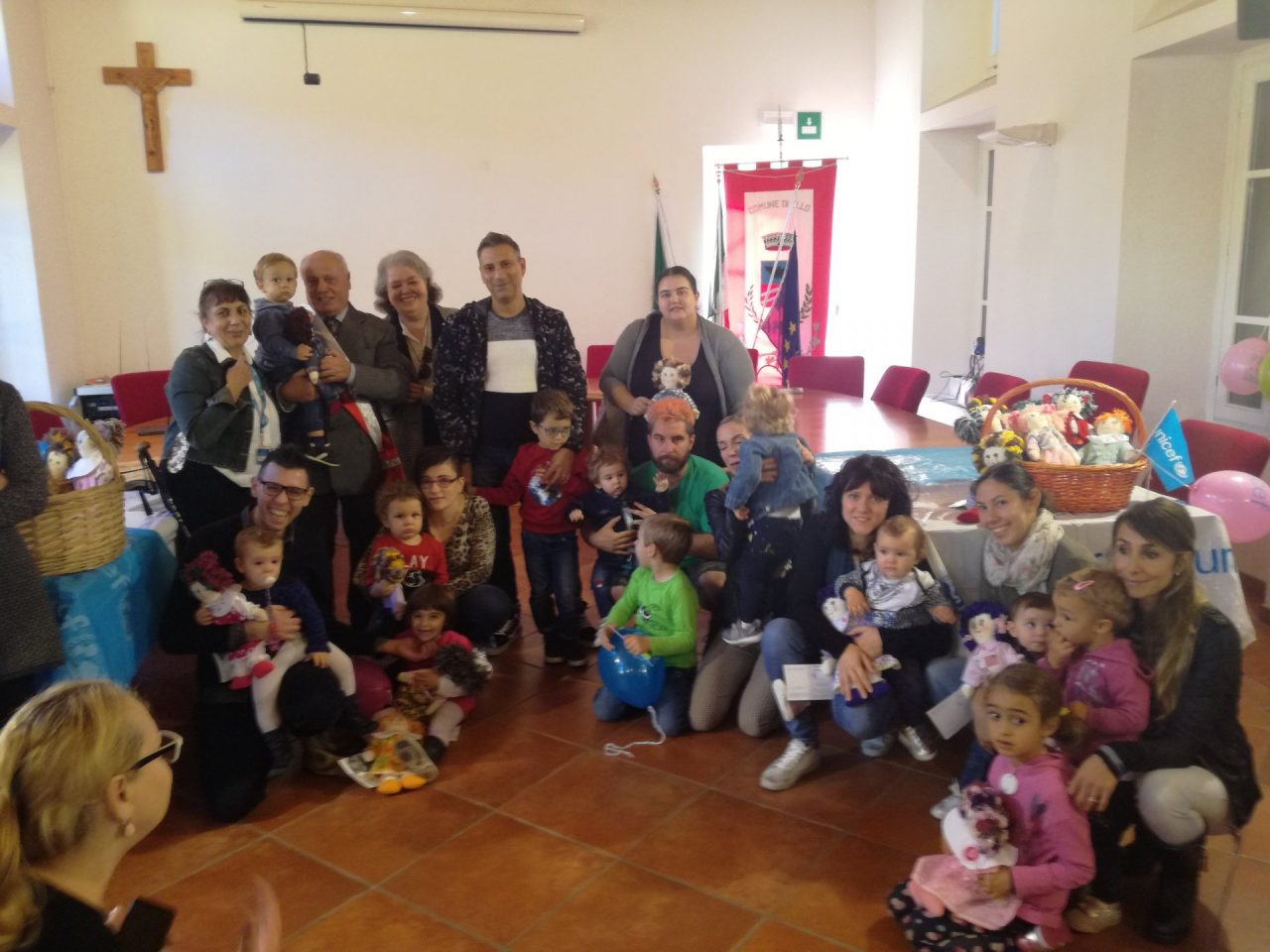 Il Comune consegna le pigotte a ogni bimbo nato