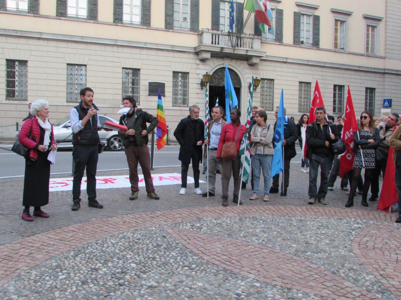 In piazza per sostenere il popolo curdo: “Ciò che stiamo facendo non è inutile” FOTO
