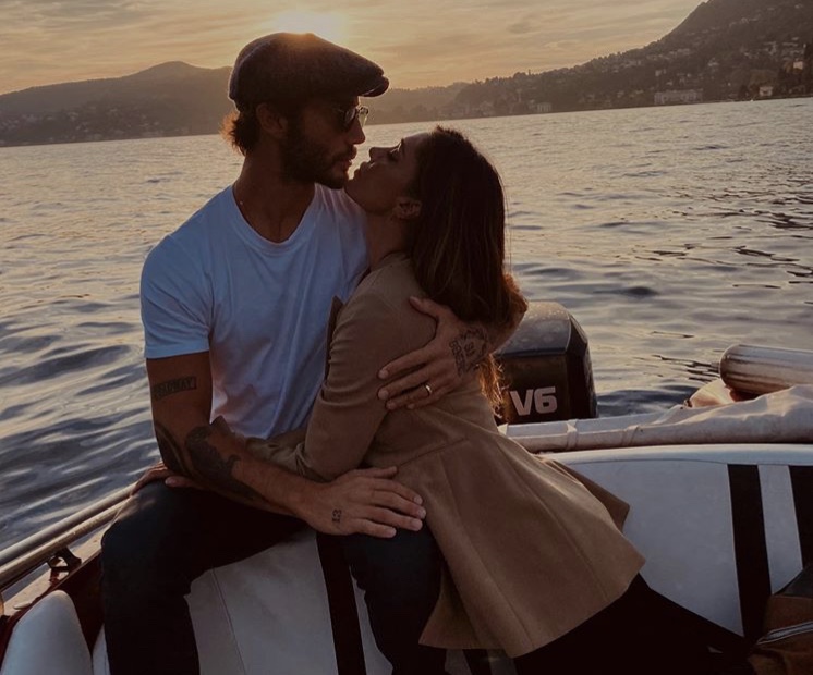 Belen Rodriguez gita sul lago di Como con Santiago e Stefano