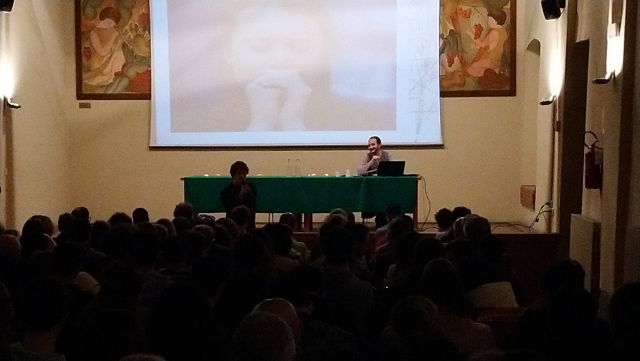 Sala gremita alla lezione del professor Casalone sul clima