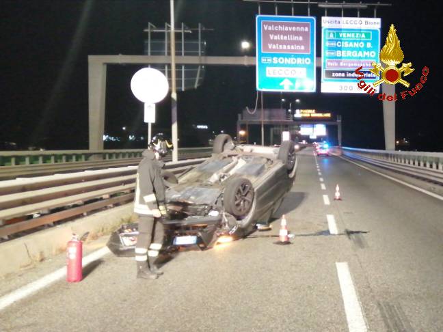 Auto ribaltata all’alba, ferita una ragazza FOTO