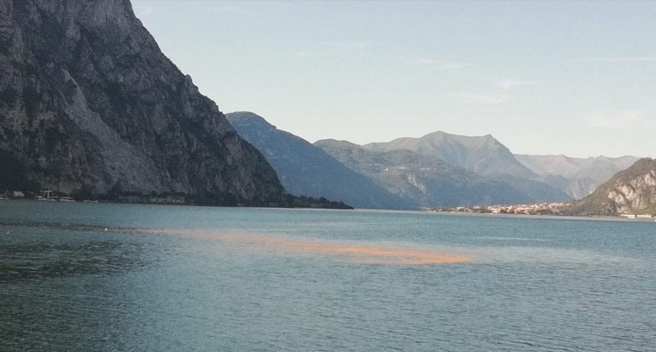 Anomala macchia rossa nel lago… ma erano solo foglie FOTO