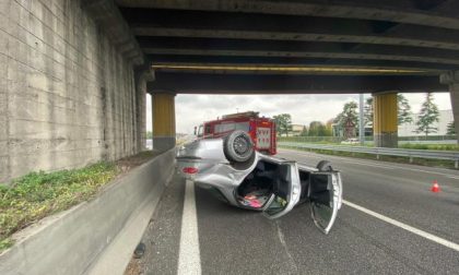 Perde il controllo dell’auto e si ribalta: traffico in tilt in Statale 36 FOTO