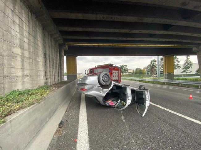 Perde il controllo dell’auto e si ribalta: traffico in tilt in Statale 36 FOTO