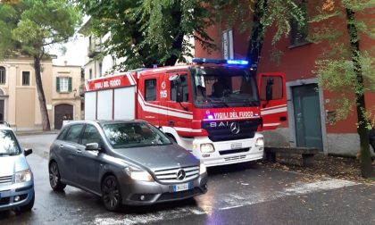 Problemi di acqua in casa a Lecco, intervengono i vigili del fuoco FOTO