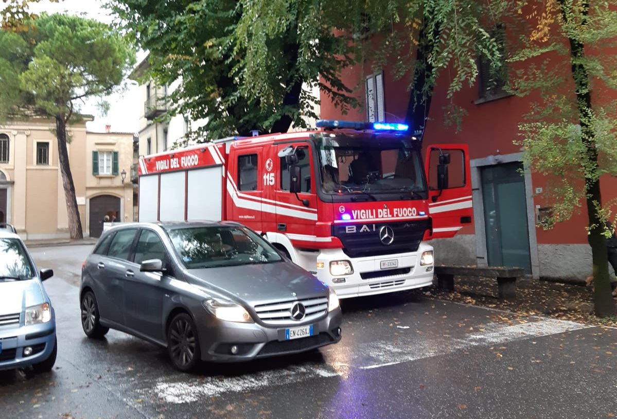 Problemi di acqua in casa a Lecco, intervengono i vigili del fuoco FOTO
