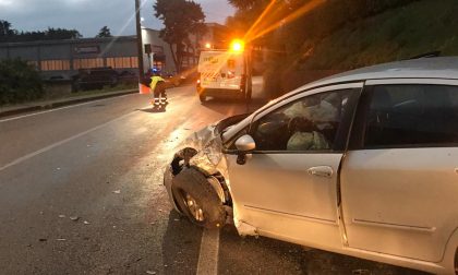 Solita curva maledetta, furgone si schianta contro due auto FOTO