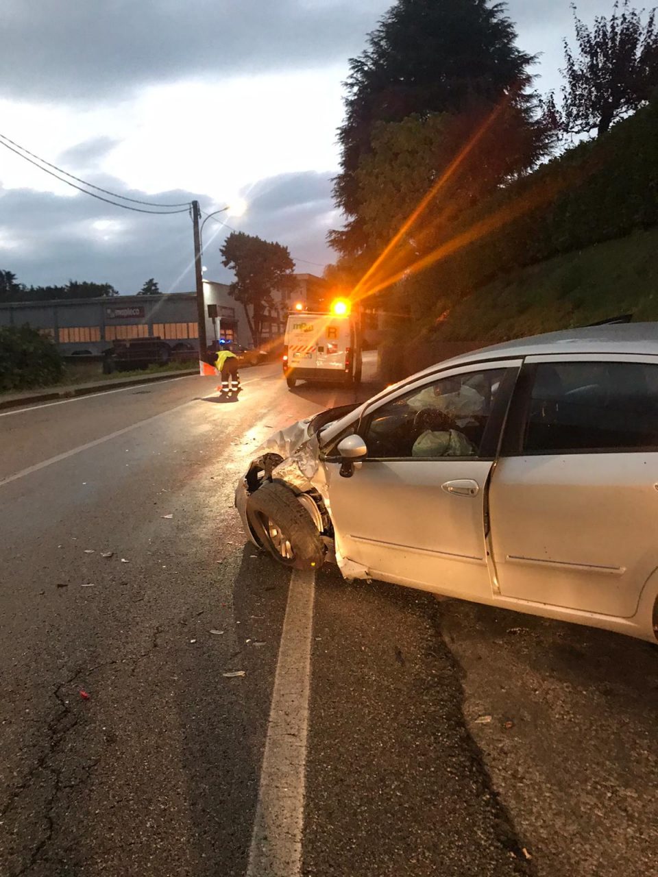 Solita curva maledetta, furgone si schianta contro due auto FOTO