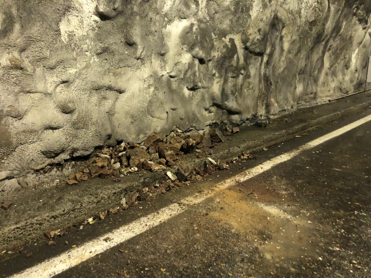 Sassi nella galleria Tre Madonne: Sp 72 chiusa FOTO