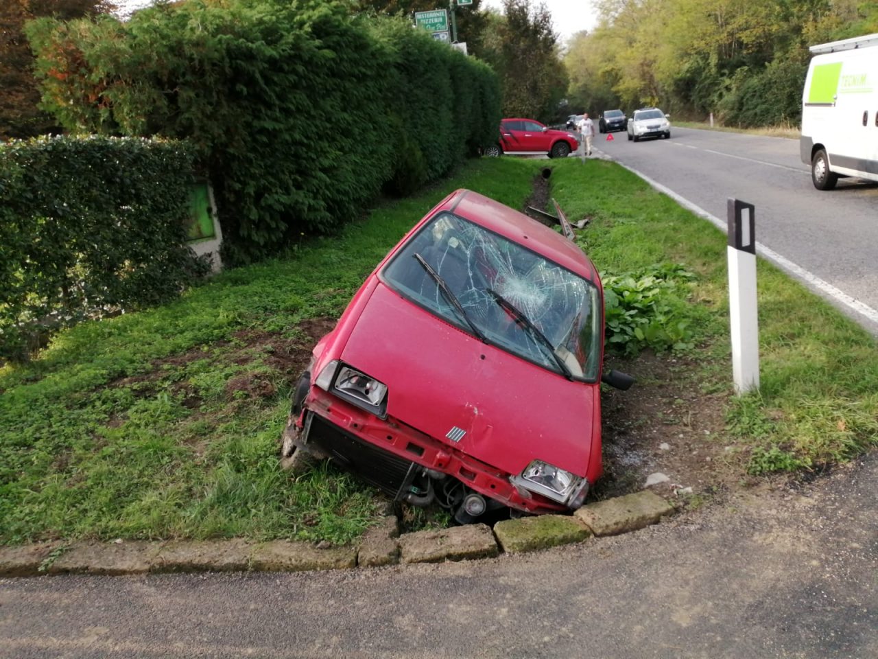 Auto esce di strada e finisce in un fossato FOTO