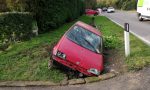 Auto esce di strada e finisce in un fossato FOTO