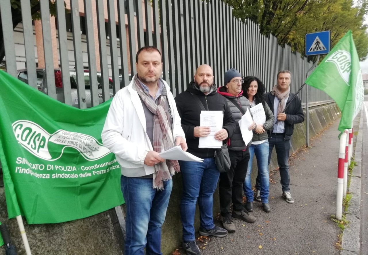 Gli agenti lecchesi manifestano per la dignità dei poliziotti FOTO