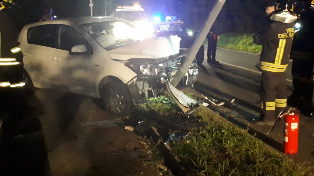 Auto contro un palo della luce a Galgiana FOTO
