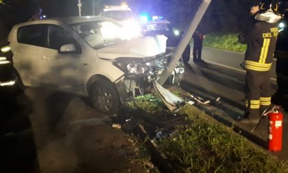 Auto contro un palo della luce a Galgiana FOTO
