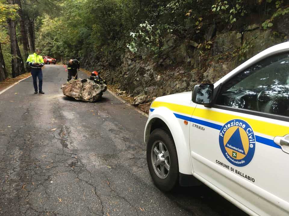 Masso sulla Ballabio-Resinelli: pronto intervento di sgombero e ripristino della circolazione FOTO