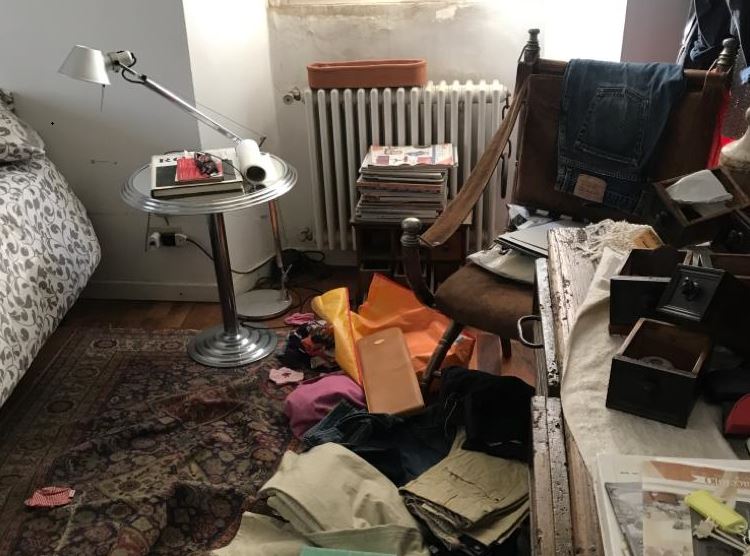 Escono a pranzo, i ladri fanno festa e picchiano i cani. Uno ha perso l’udito