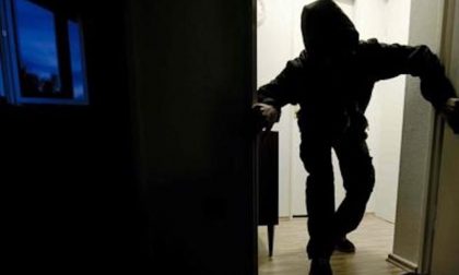 Tentano di rubare in casa, ladri messi in fuga