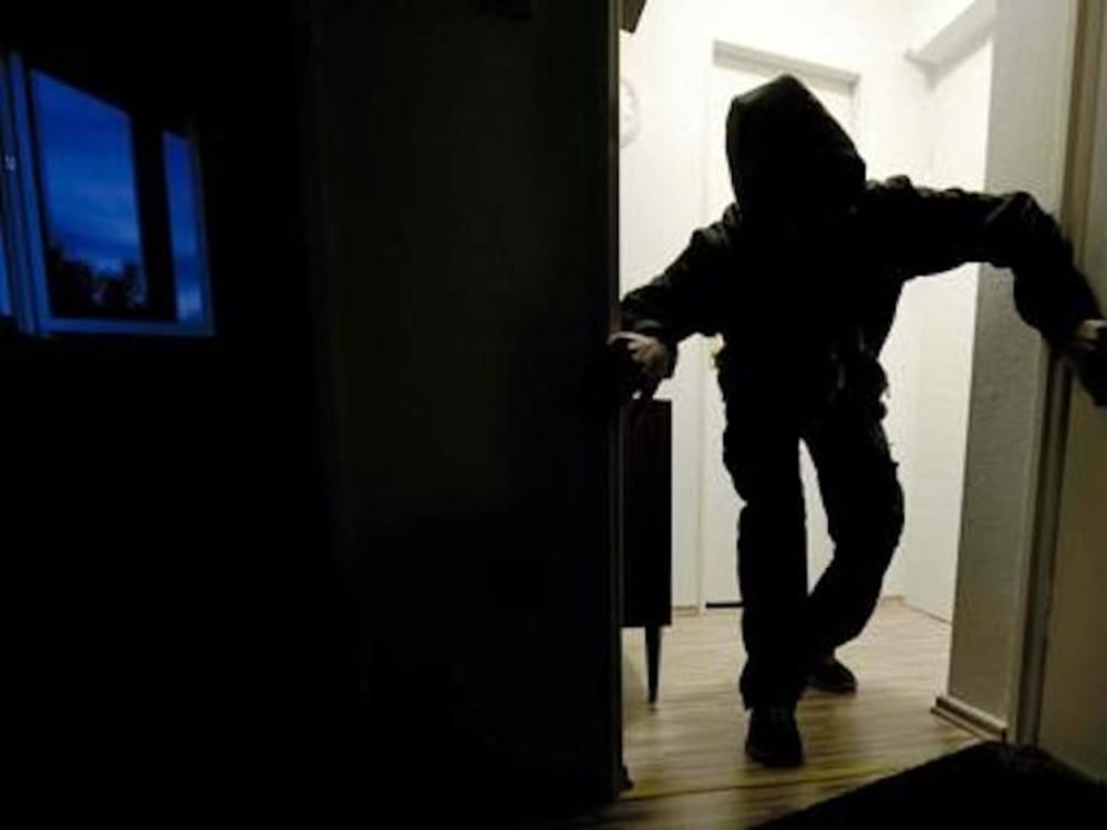 Tentano di rubare in casa, ladri messi in fuga