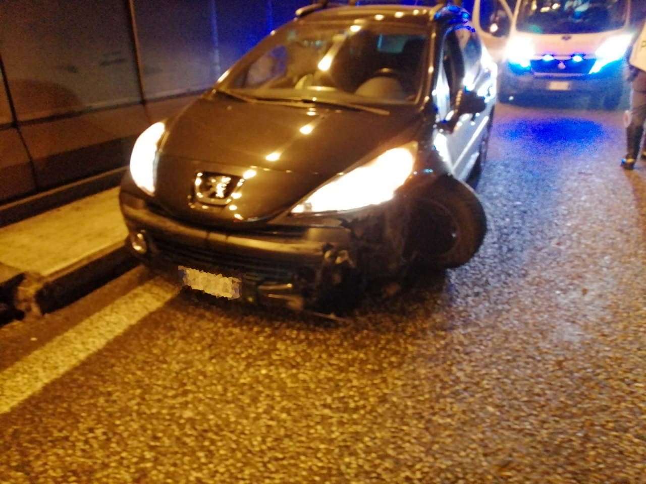 Perde il controllo dell’auto in galleria e si schianta FOTO