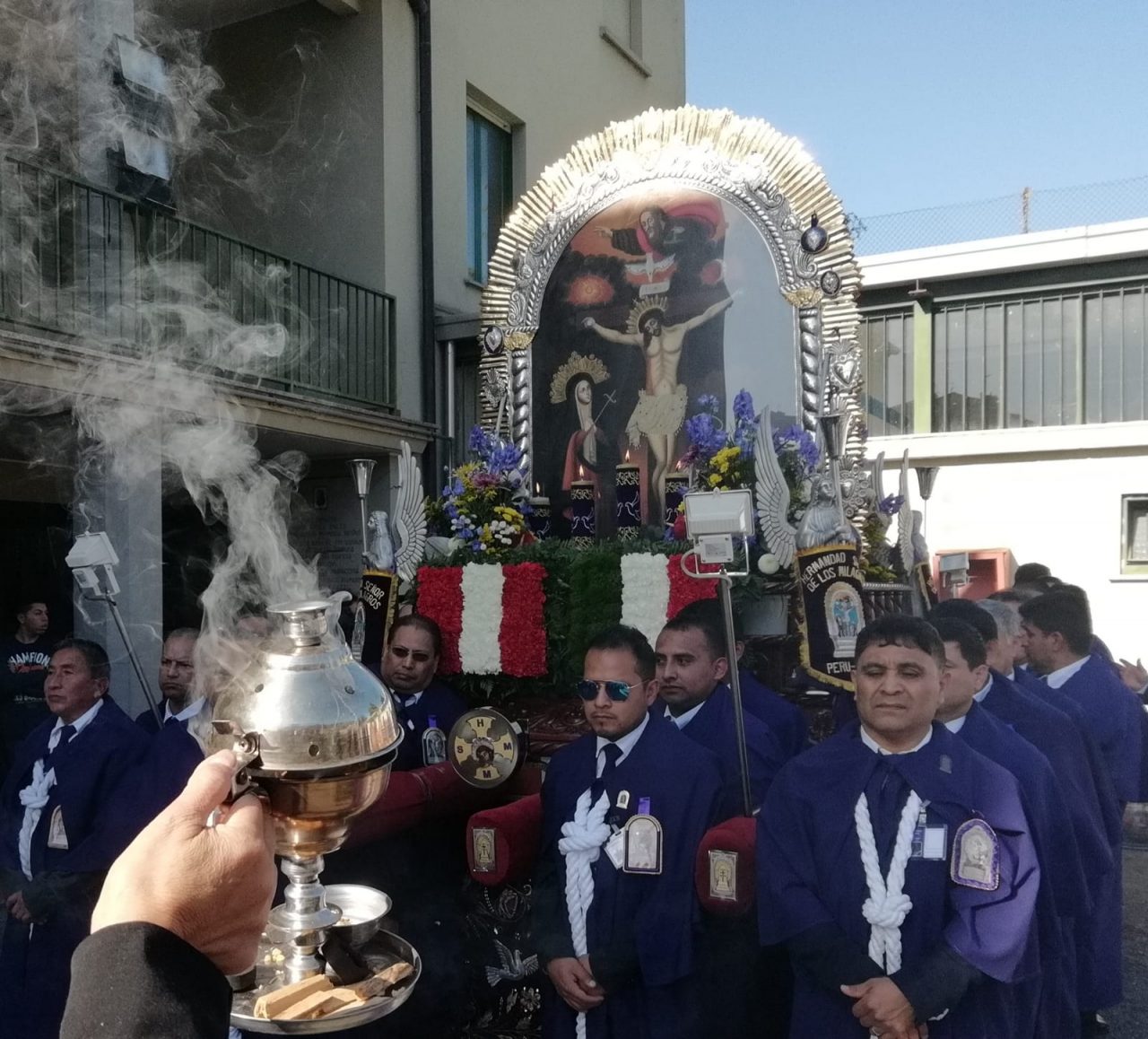 La processione del Sèñor de los milagros percorre Lecco