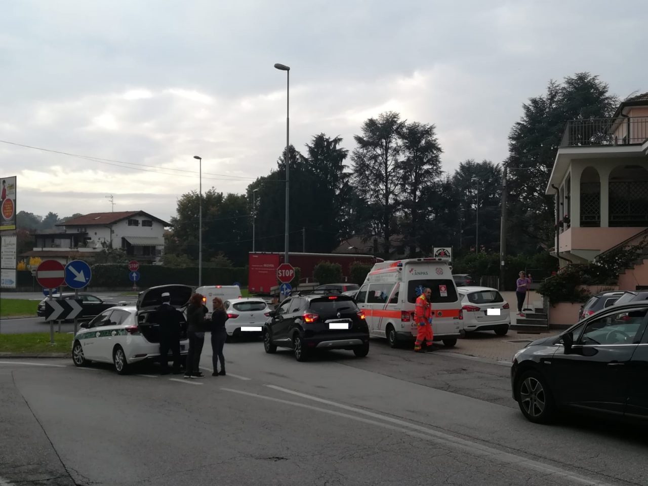 Ciclista investito alla rotonda